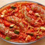 Biała kiełbasa pieczona w sosie pomidorowym z warzywami “Sokołów – dla zdrowia seniora”