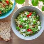 Zielona sałatka z komosą ryżową, serem feta i warzywami